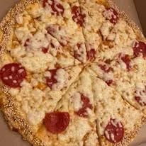 Pizza con pepperoni y queso